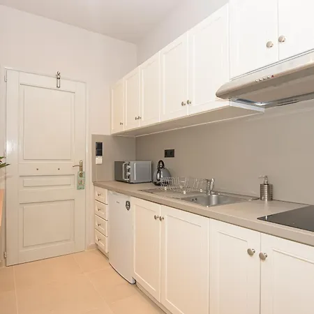 Talos Aparthotel 3*